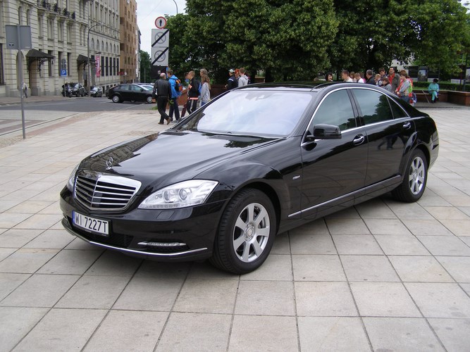 Luxury limousine hire – Mercedes S-class and Mercedes E-class limos